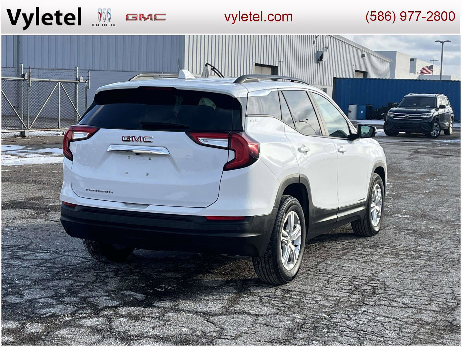 Used 2023 GMC Terrain SLE w/ Driver Convenience Package image 3