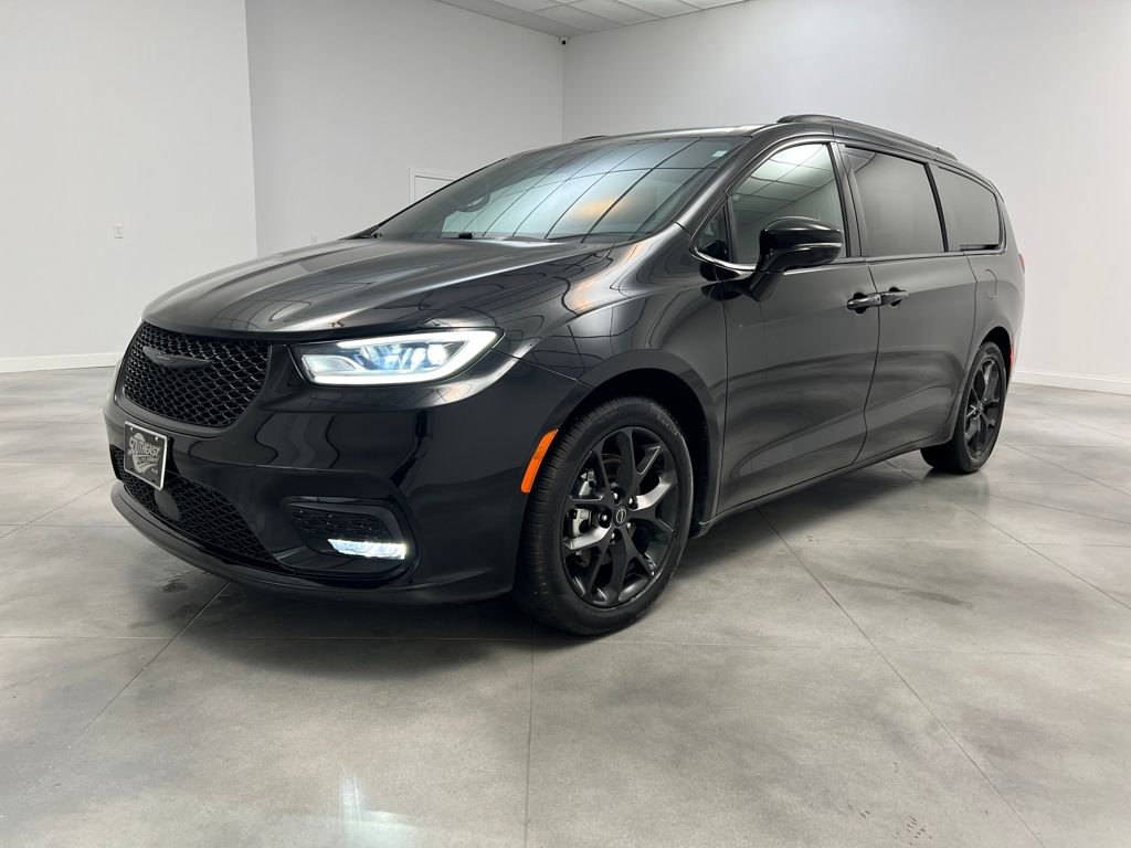 Used 2025 Chrysler Pacifica Limited image 3