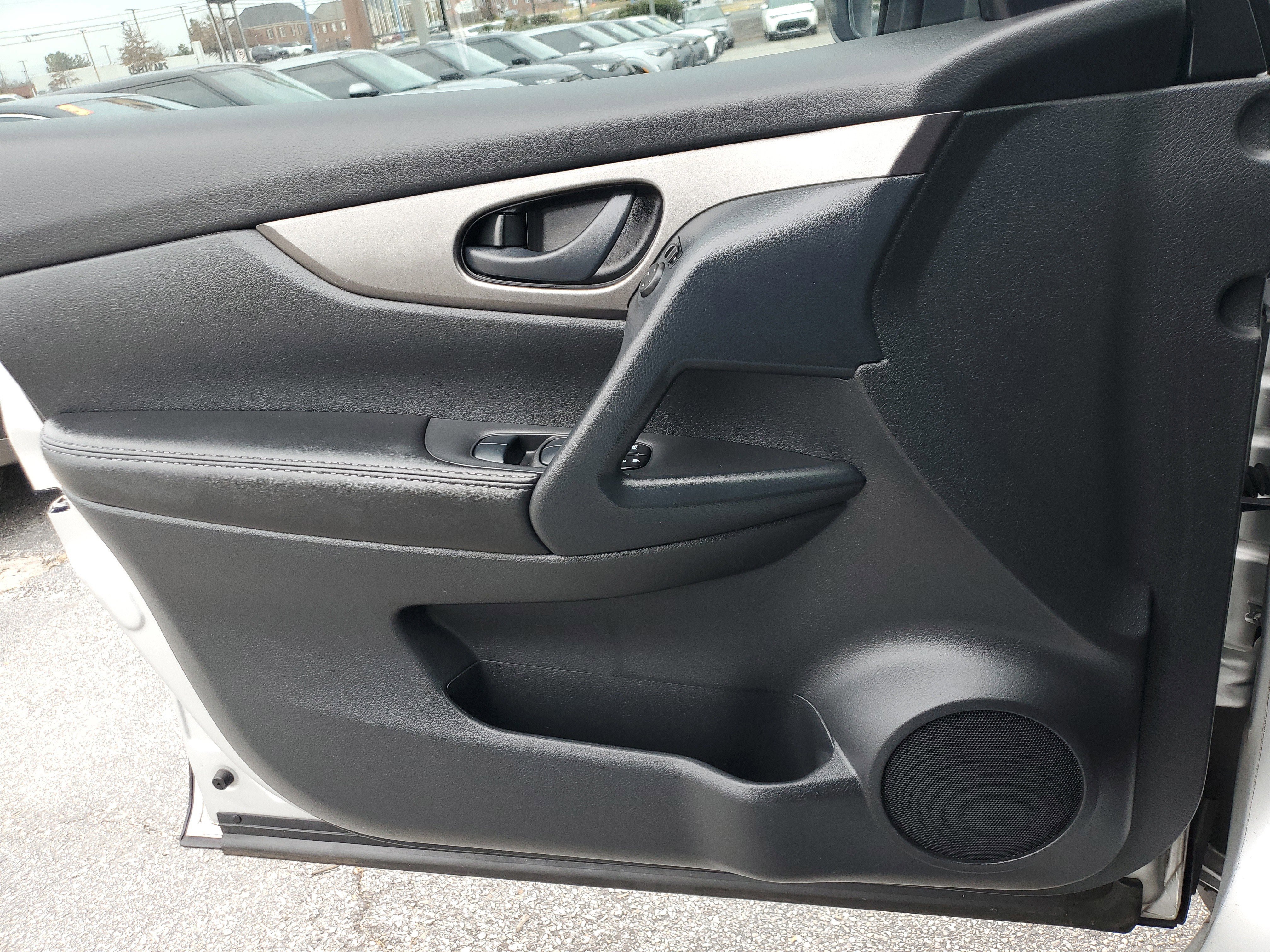 Used 2021 Nissan Rogue Sport S image 29