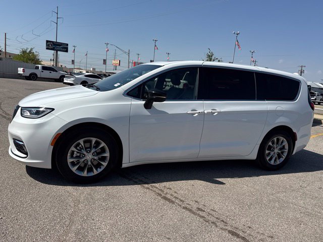 Used 2026 Chrysler Pacifica Limited FWD image 3