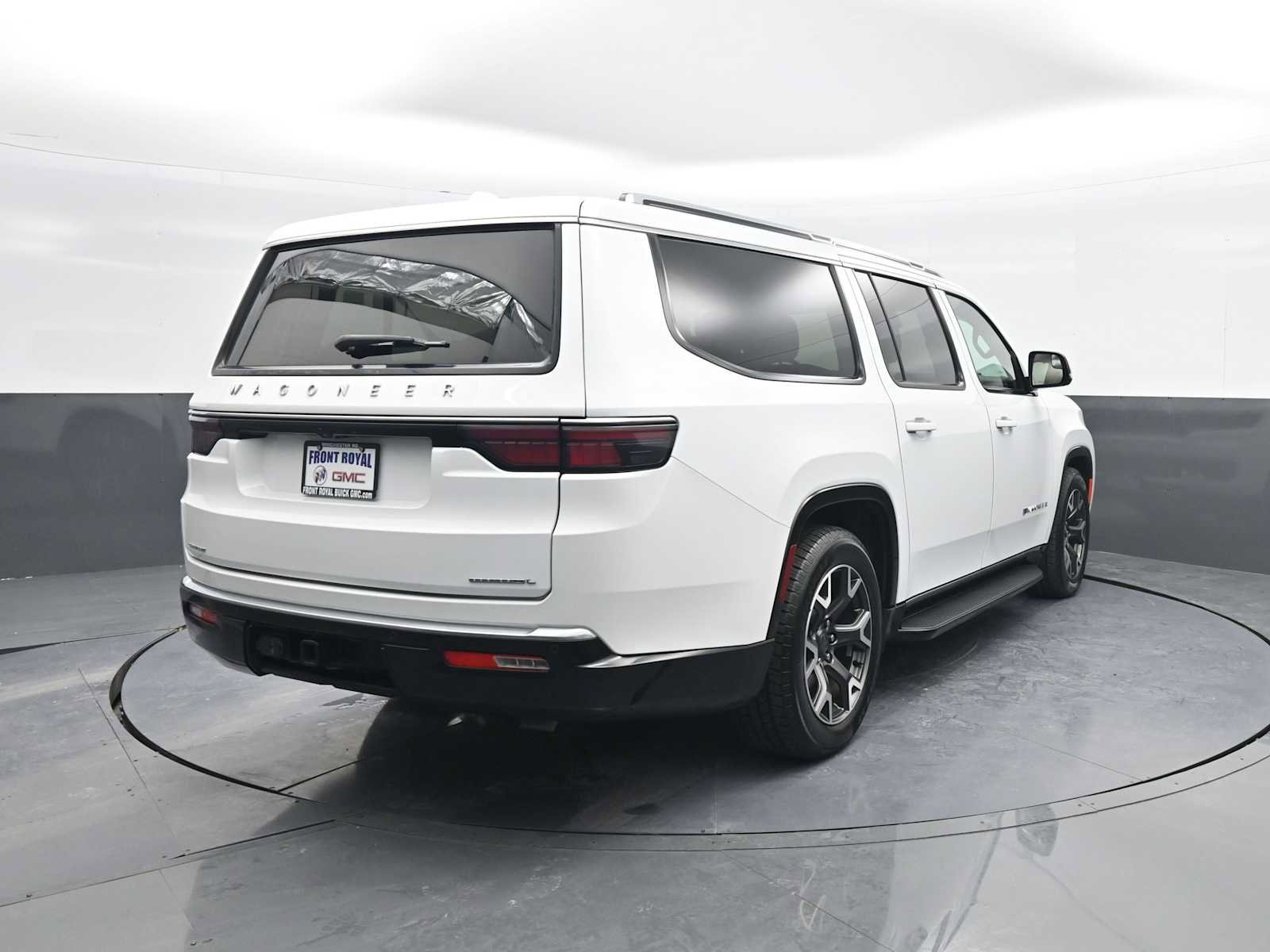 Used 2023 Jeep Wagoneer L Series III w/ Preferred Equipment Group image 7