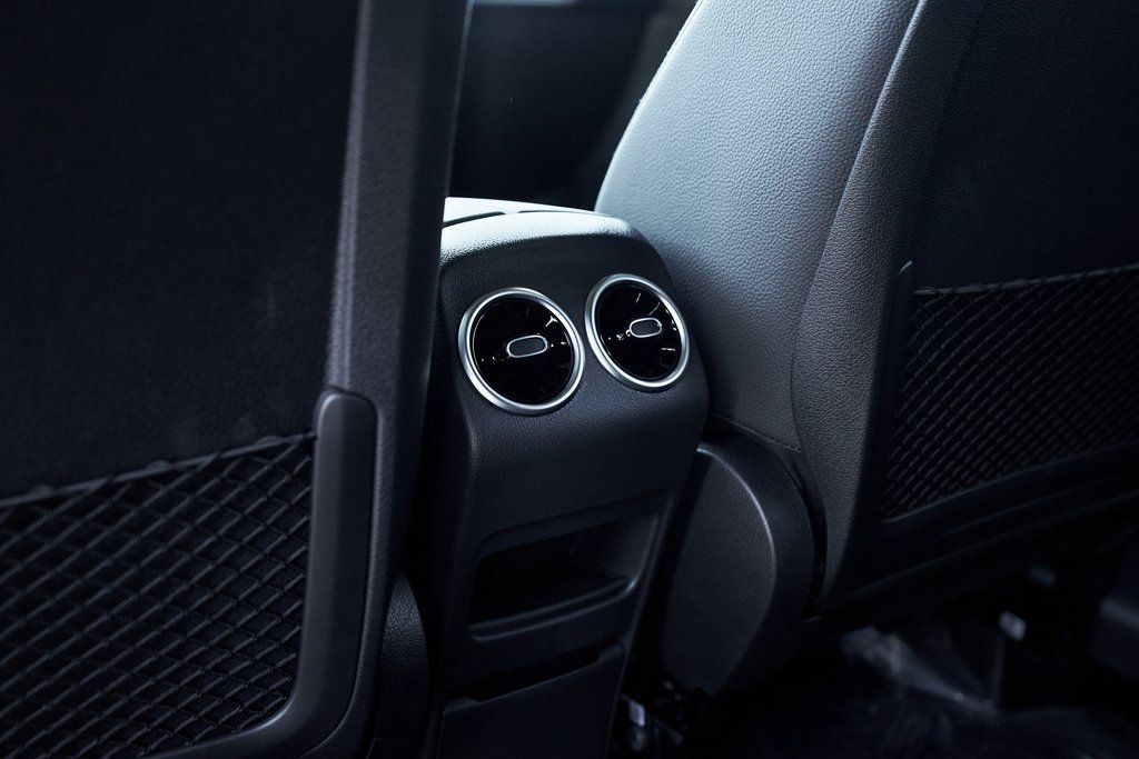 Used 2025 Mercedes-Benz GLB 250 4MATIC w/ Exclusive Package image 33