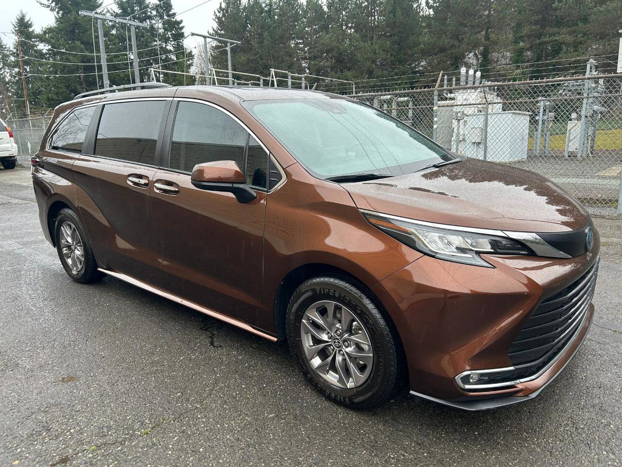 Used 2023 Toyota Sienna XLE w/ XLE Plus Package image 3