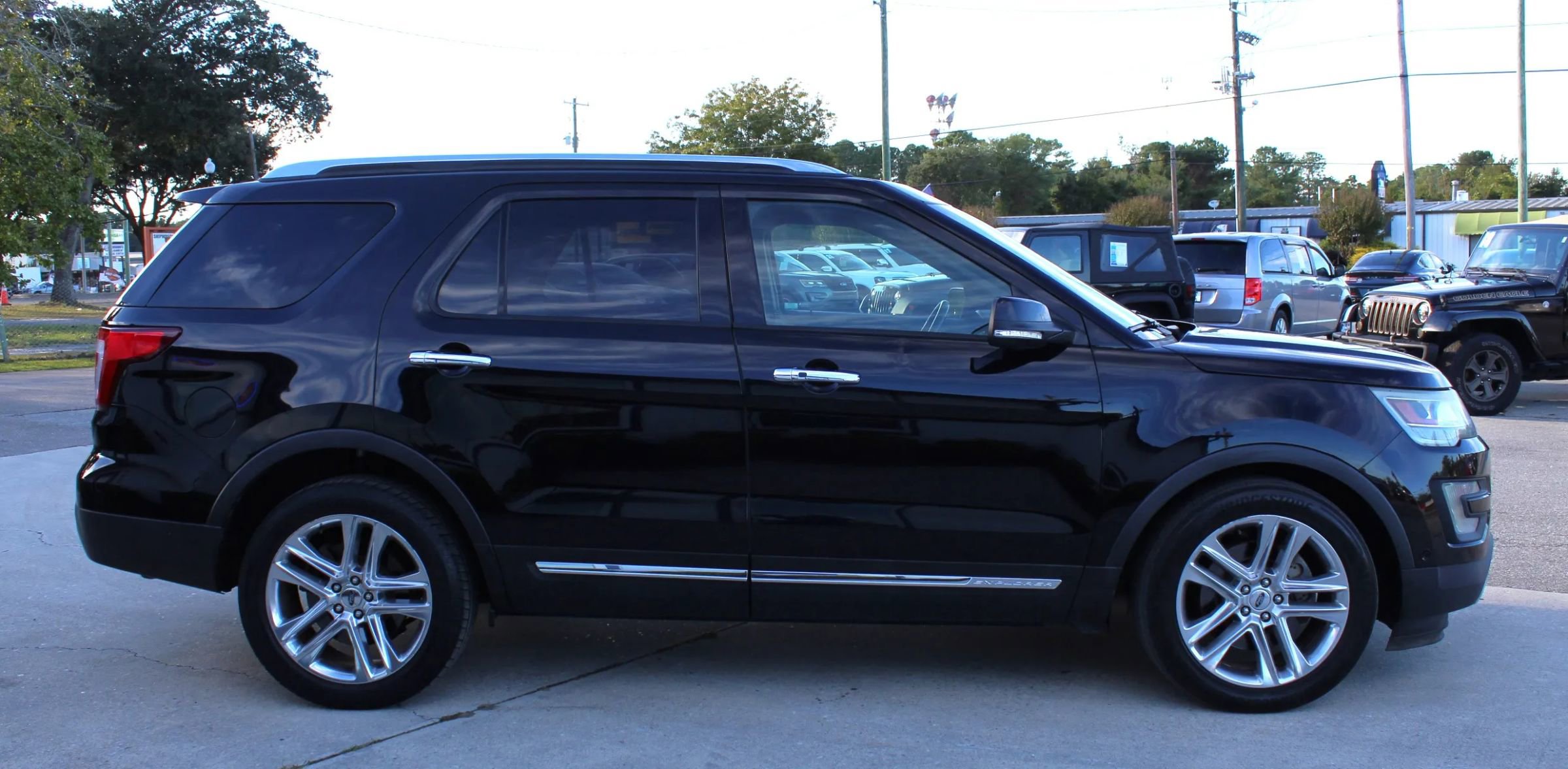 Used 2017 Ford Explorer Limited w/ Equipment Group 301A image 6