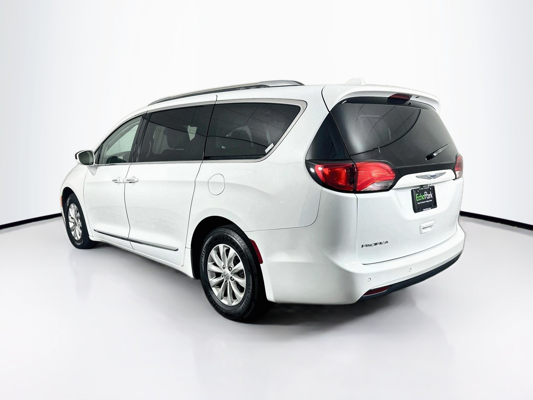 Used 2019 Chrysler Pacifica Touring-L FWD image 5