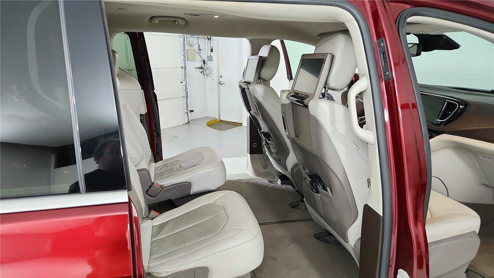 Used 2021 Chrysler Pacifica Touring-L w/ Uconnect Theater Family Group FWD image 19