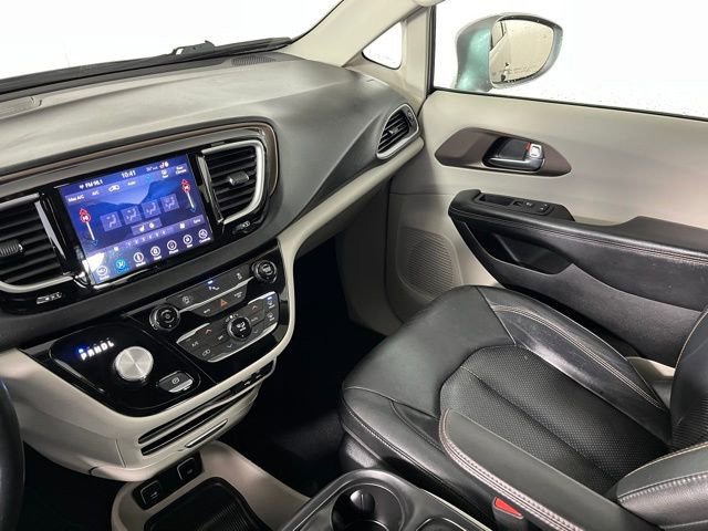 Used 2019 Chrysler Pacifica Touring-L image 34
