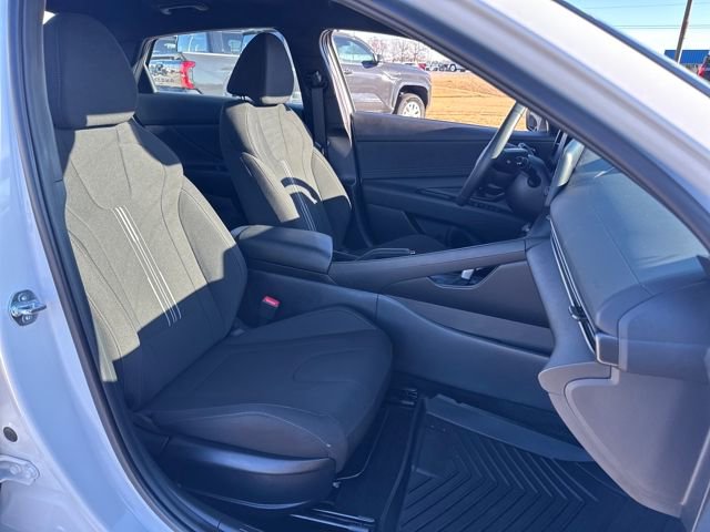 Used 2025 Hyundai Elantra Sport image 12
