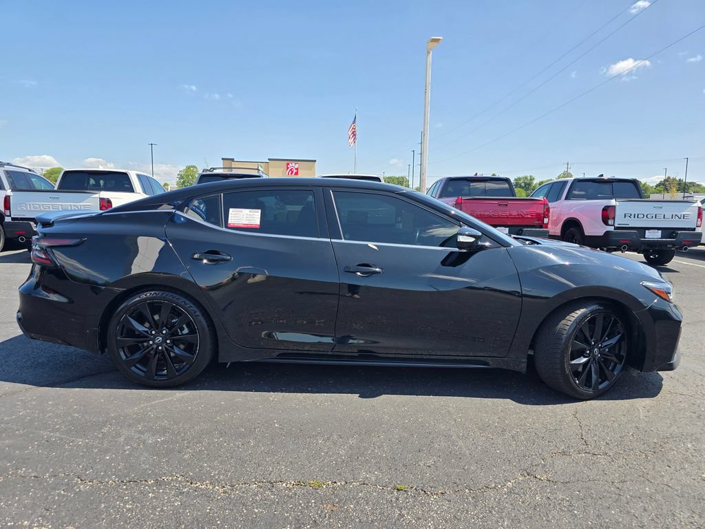 Used 2023 Nissan Maxima SR w/ Sport Mat Group FWD image 10