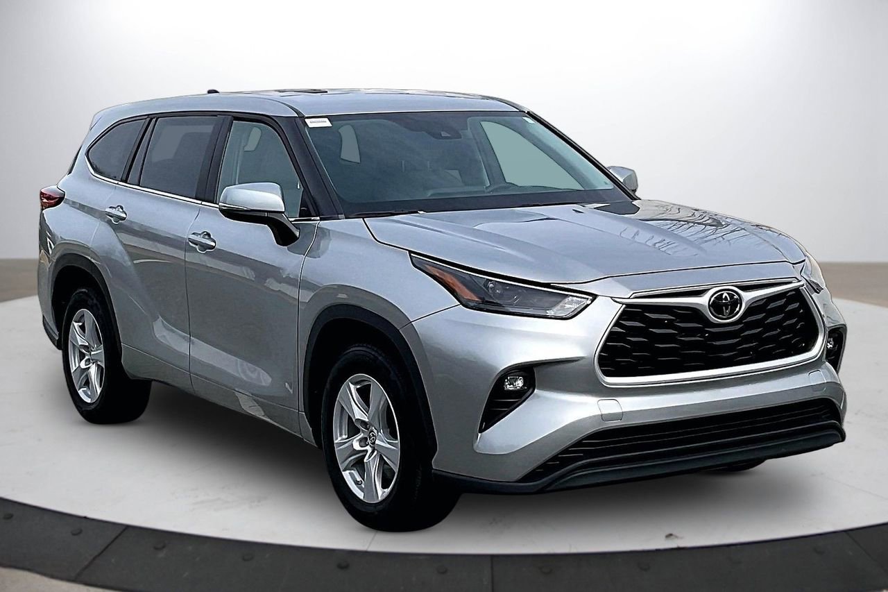 Used 2023 Toyota Highlander LE image 2