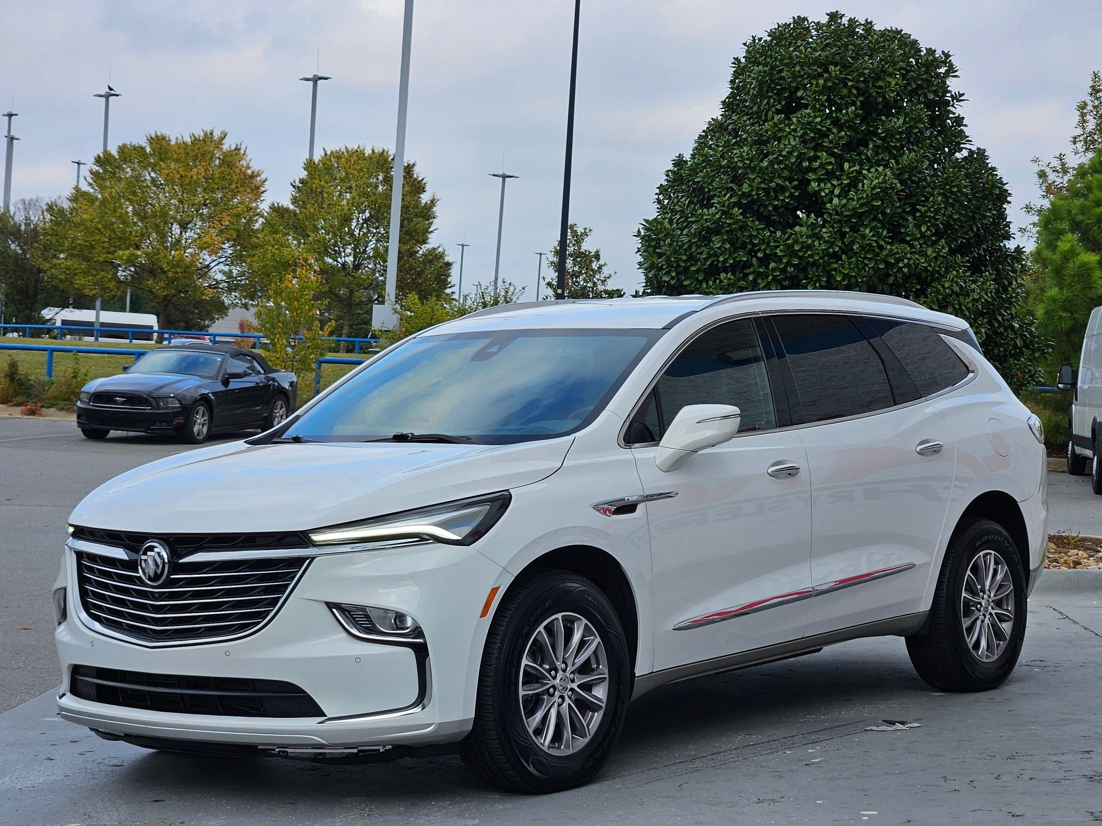 Used 2024 Buick Enclave Premium image 3