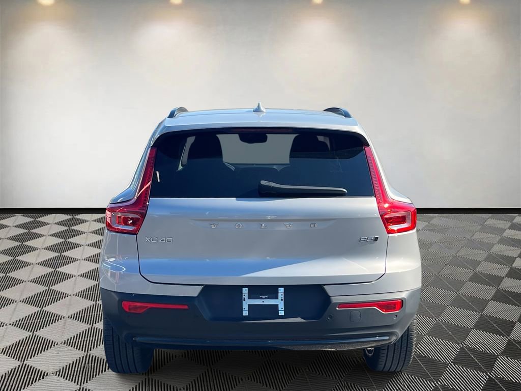 Used 2025 Volvo XC40 B5 Plus image 4