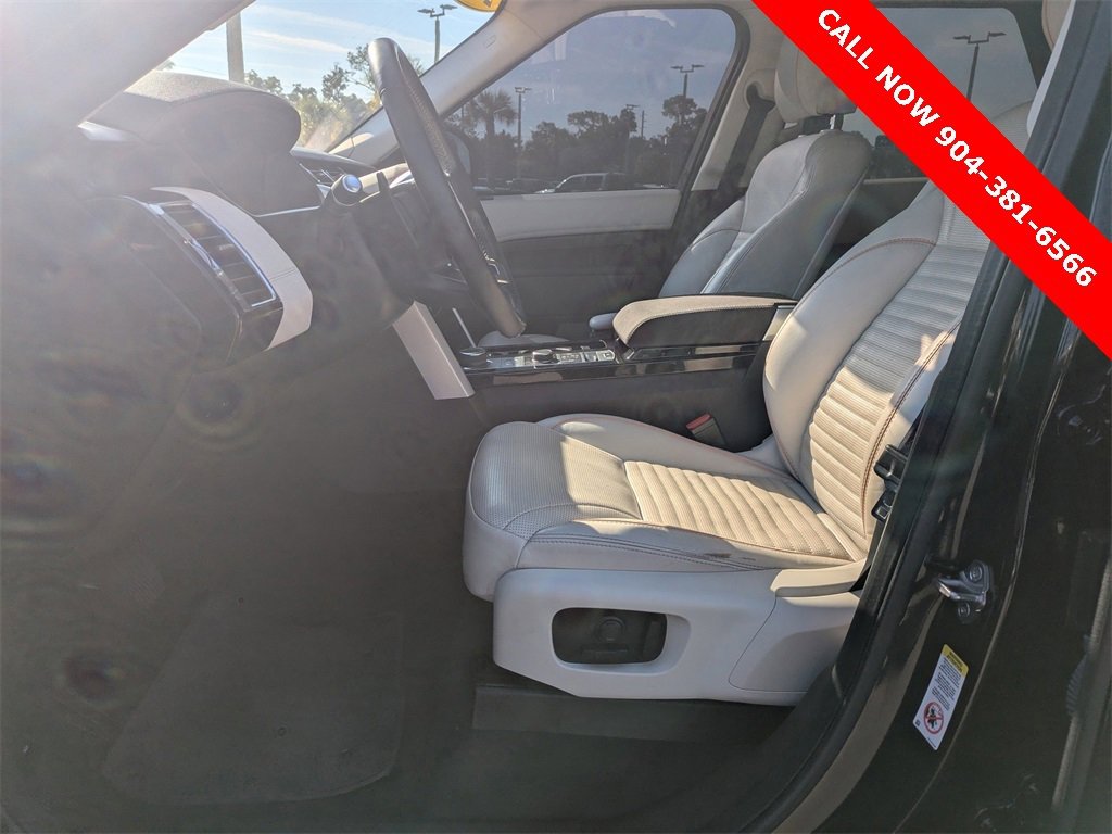 Used 2019 Land Rover Discovery HSE image 2