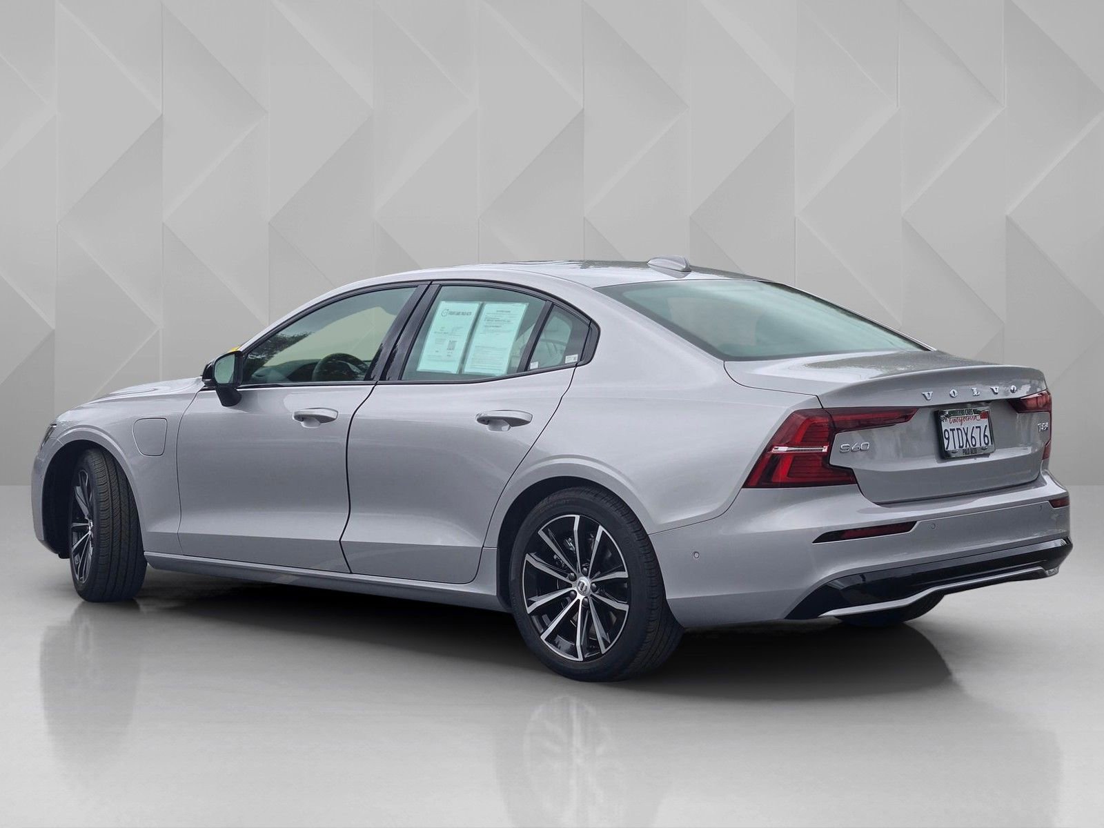 Certified 2025 Volvo S60 T8 Plus AWD/4WD image 4