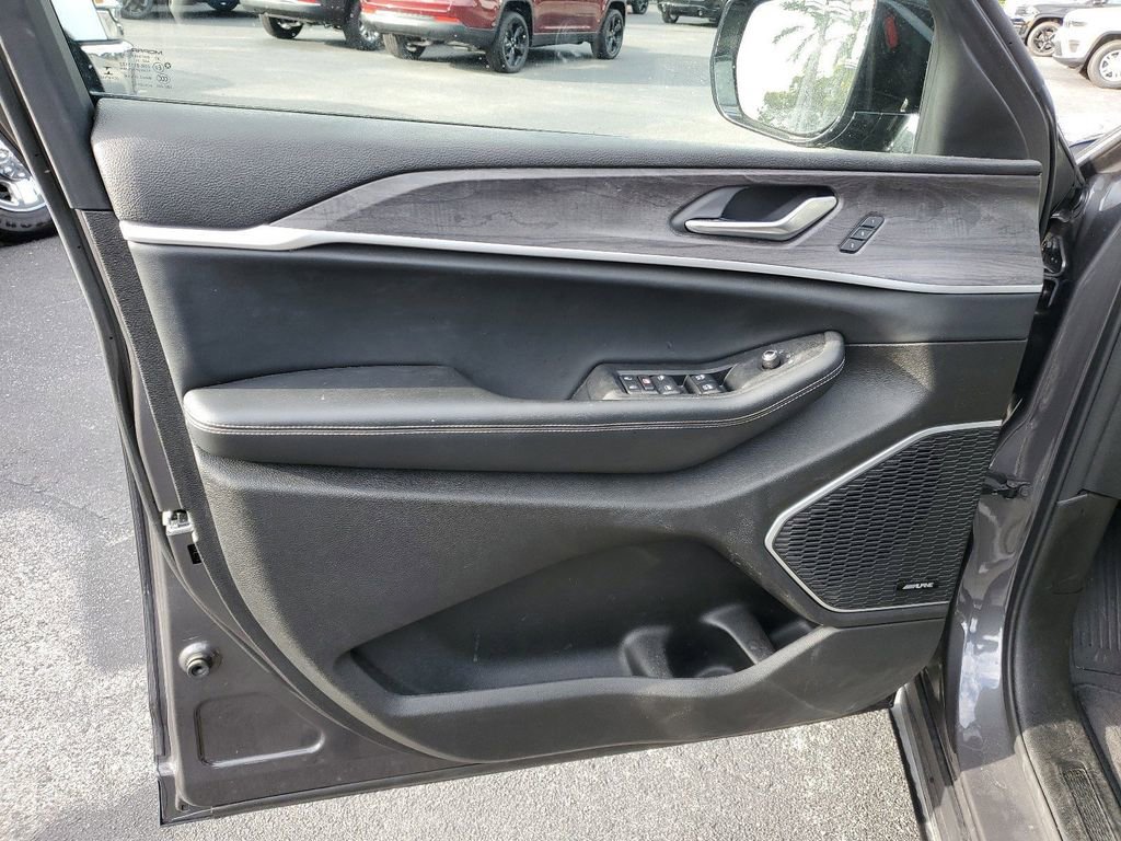 Used 2022 Jeep Grand Cherokee Limited image 14