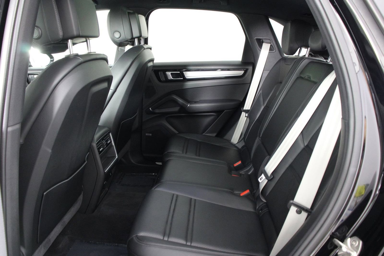 Certified 2023 Porsche Cayenne Platinum Edition image 33