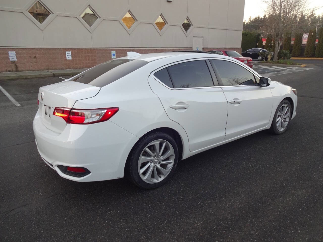 Used 2018 Acura ILX w/Tech 4dr Sedan w/Technology image 3