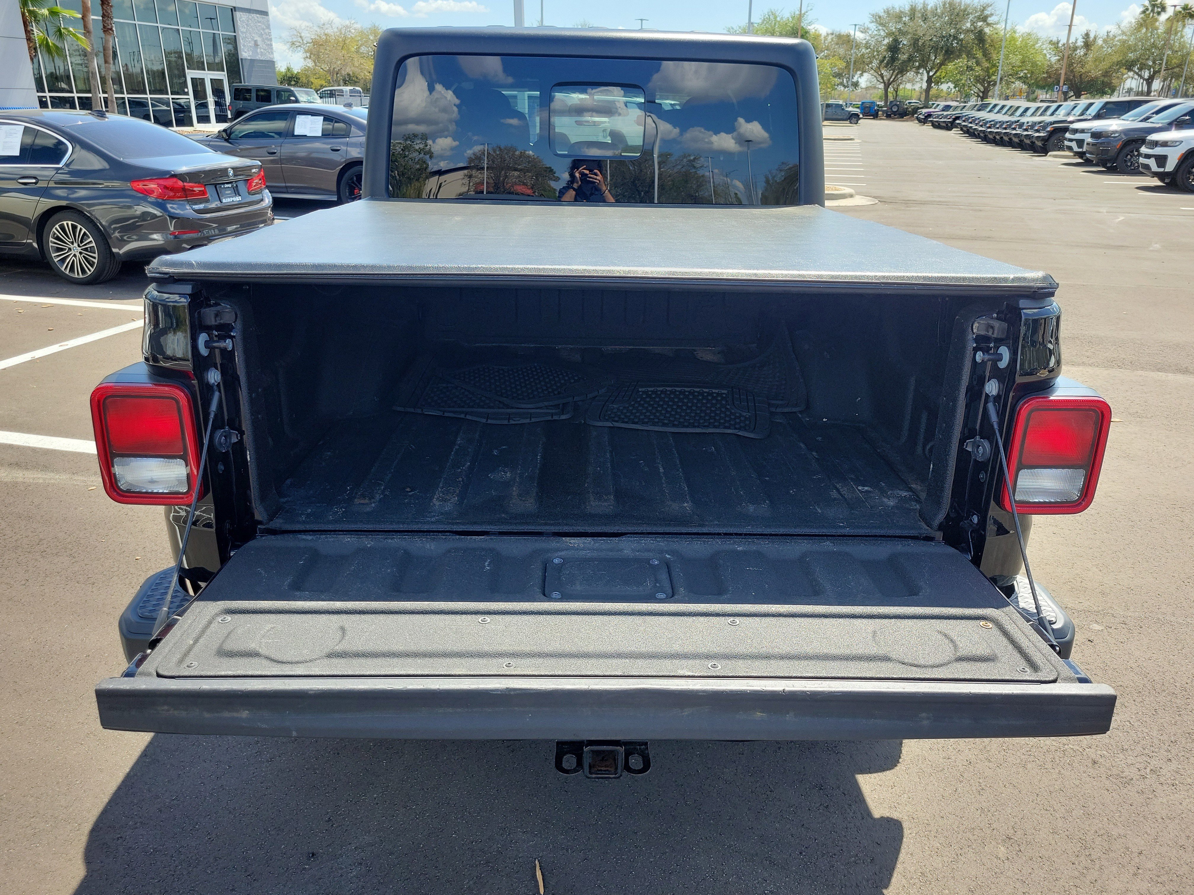 Used 2022 Jeep Gladiator Sport image 9