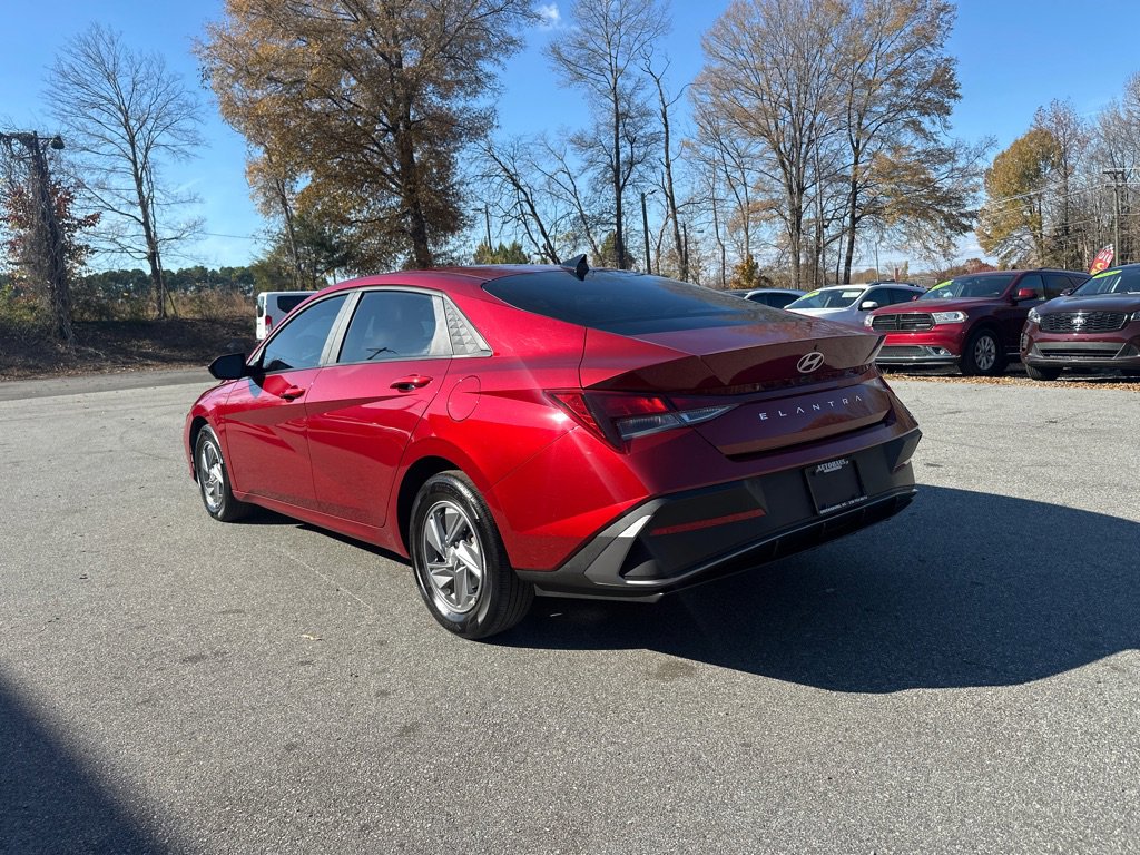 Used 2024 Hyundai Elantra SE image 4