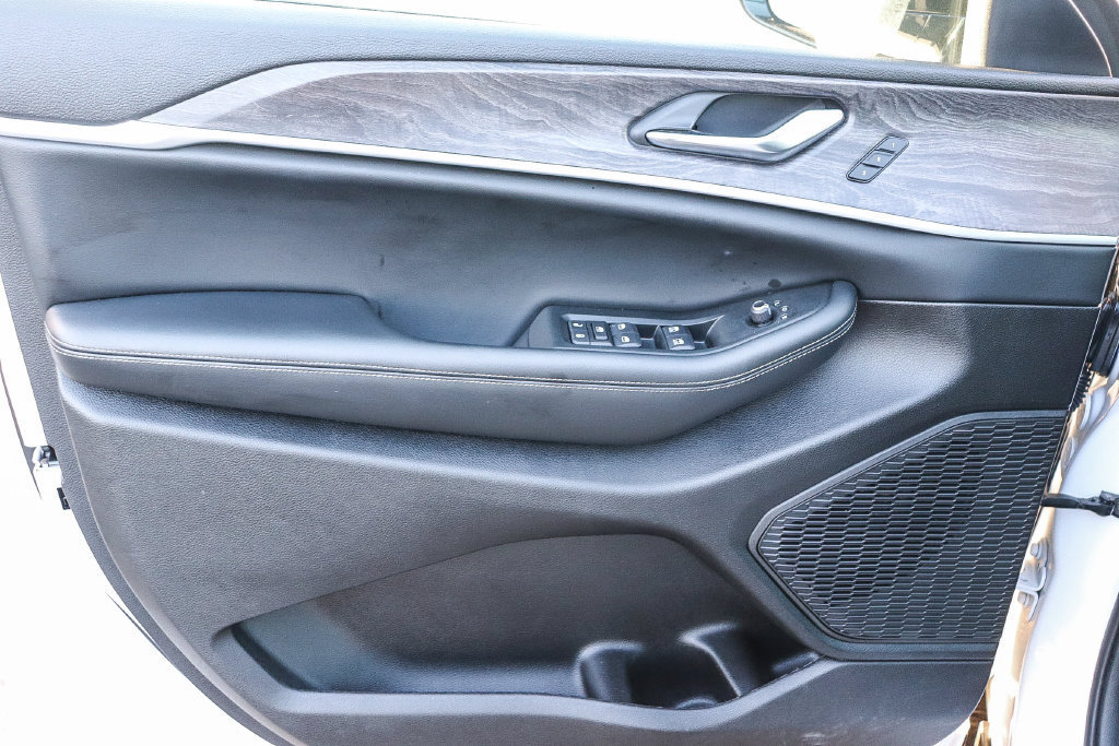 Used 2024 Jeep Grand Cherokee Limited RWD image 23