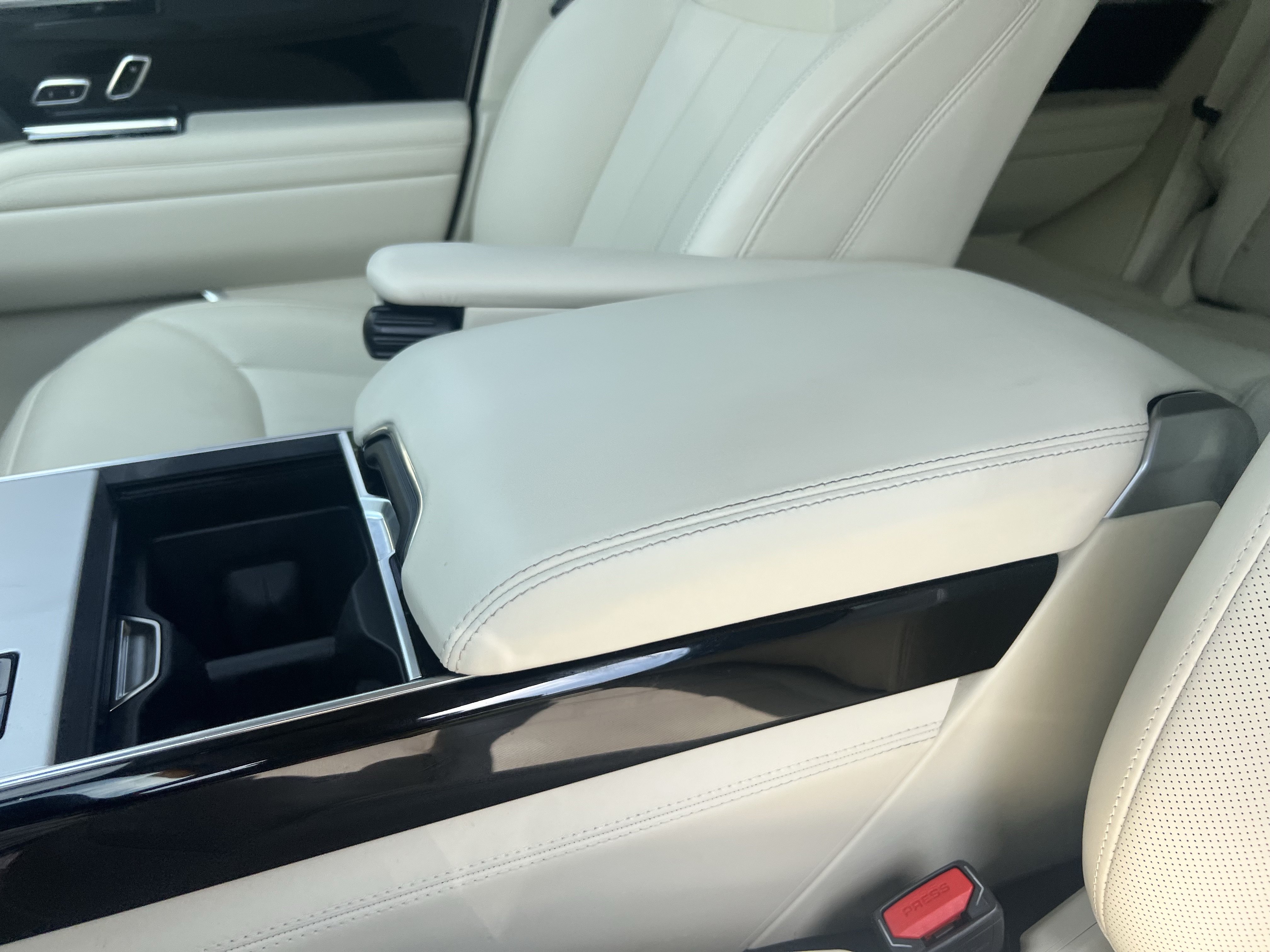 Certified 2025 Land Rover Range Rover SE AWD/4WD image 30
