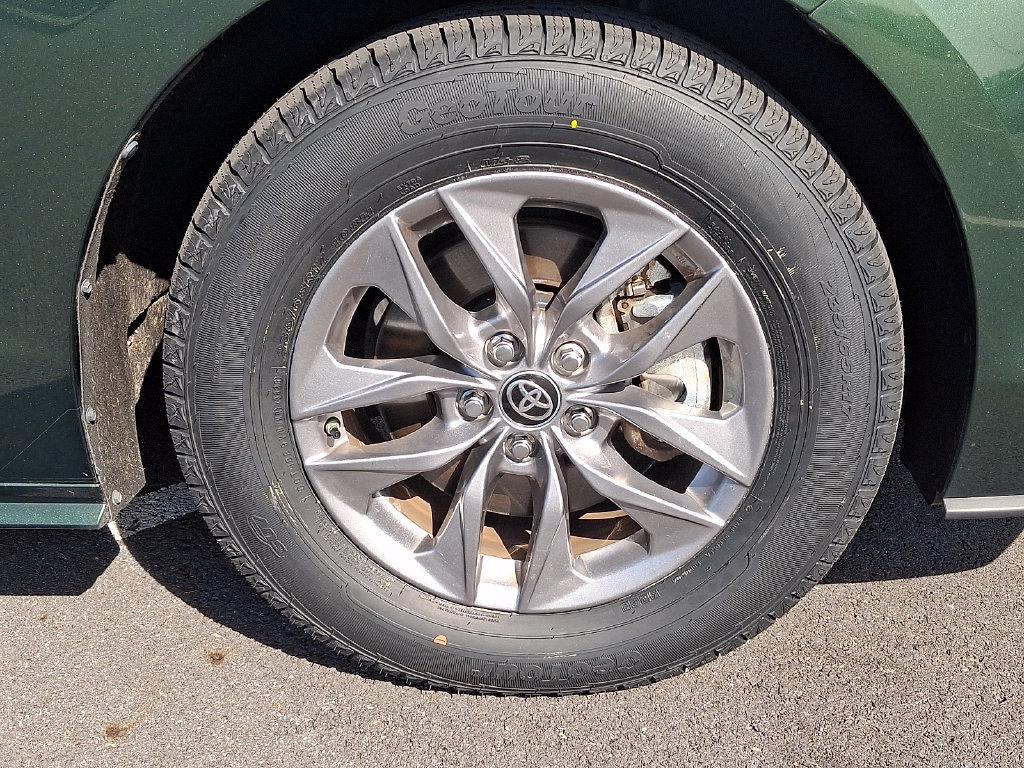 Certified 2025 Toyota Sienna XLE FWD image 11