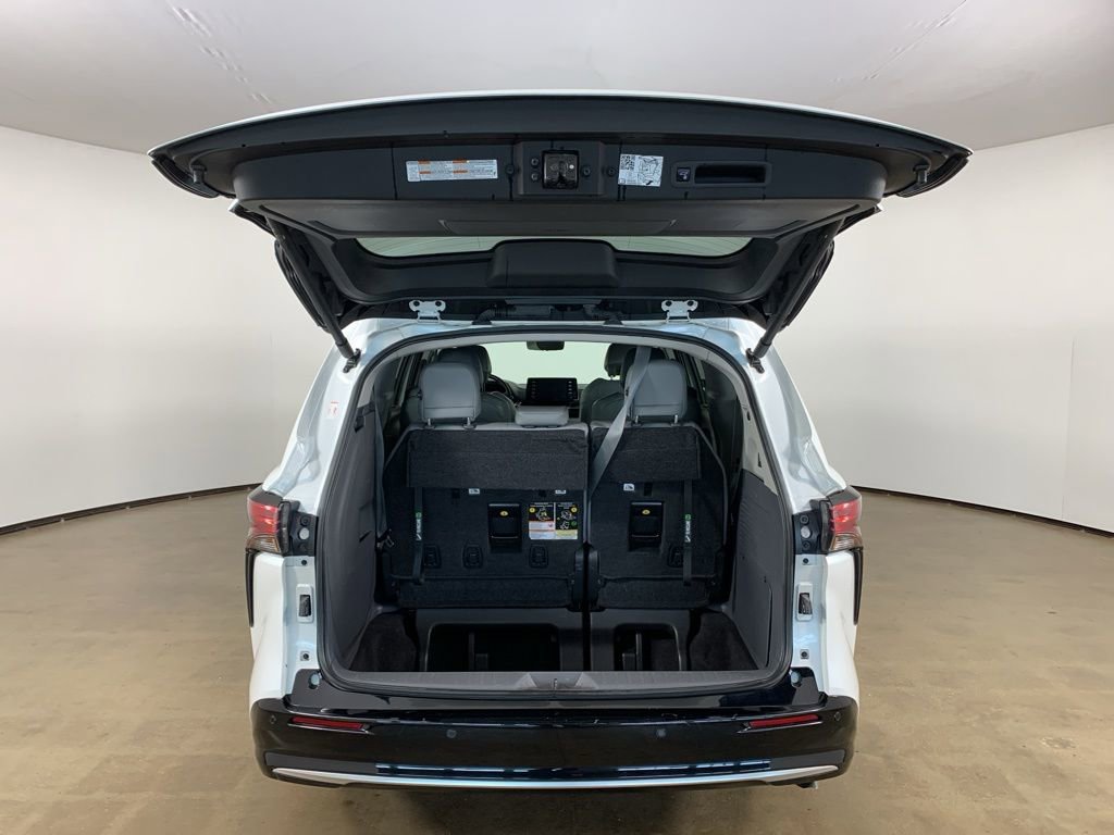Used 2023 Toyota Sienna Limited FWD image 12