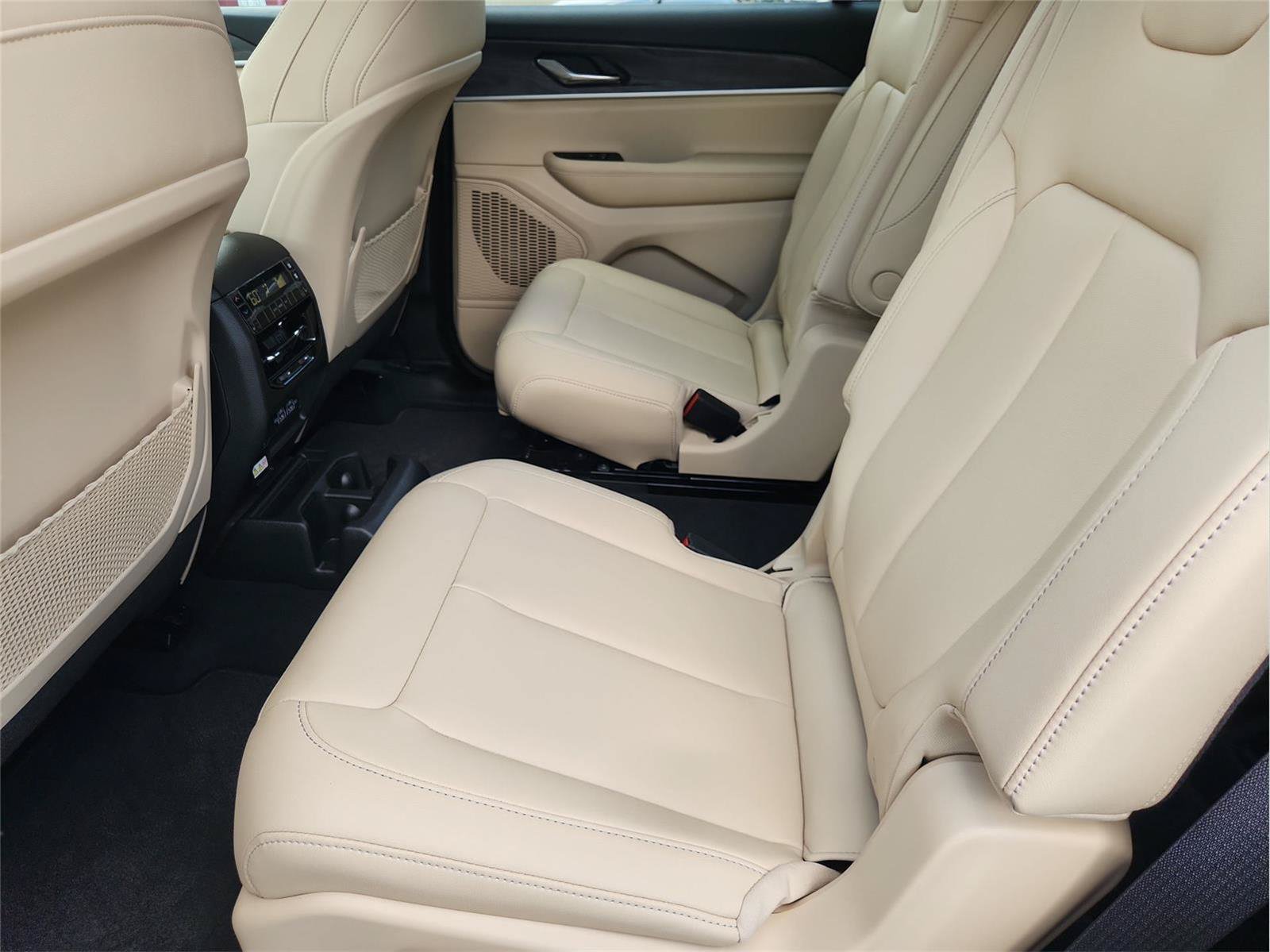 Used 2025 Jeep Grand Cherokee L Limited AWD/4WD image 25