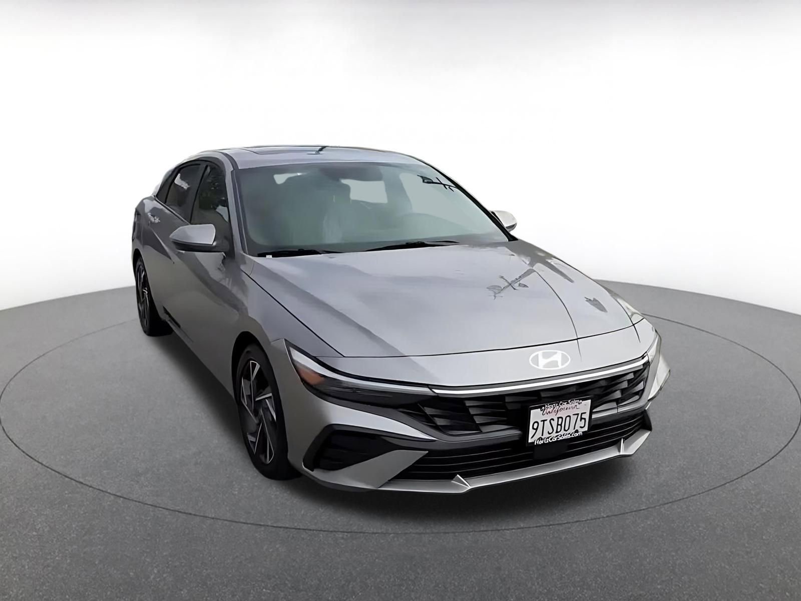 Used 2025 Hyundai Elantra Limited image 3