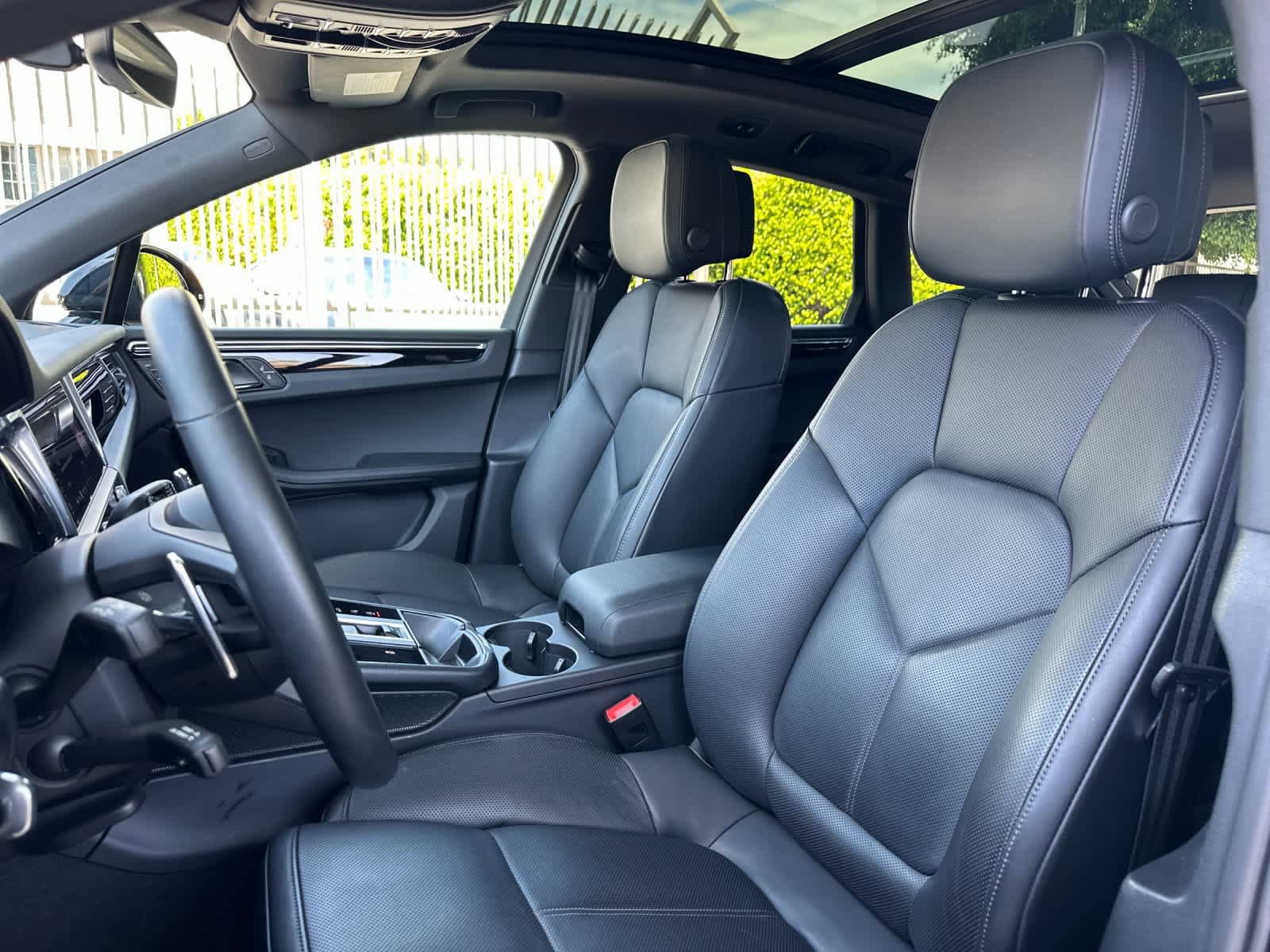 Certified 2025 Porsche Macan AWD/4WD image 5