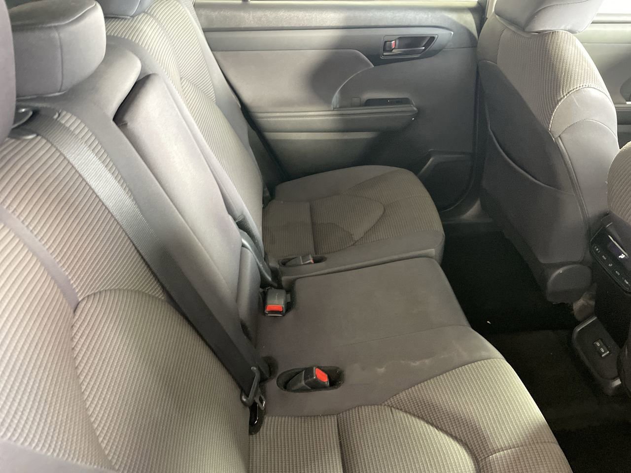 Used 2024 Toyota Highlander LE FWD image 24