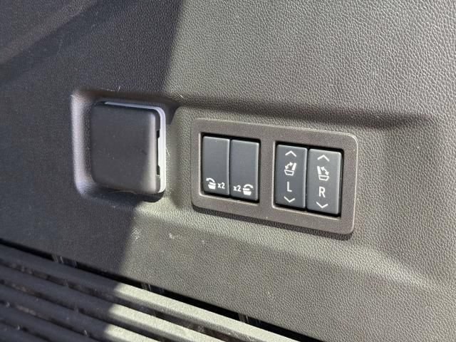 Used 2025 Chevrolet Tahoe High Country AWD/4WD image 9