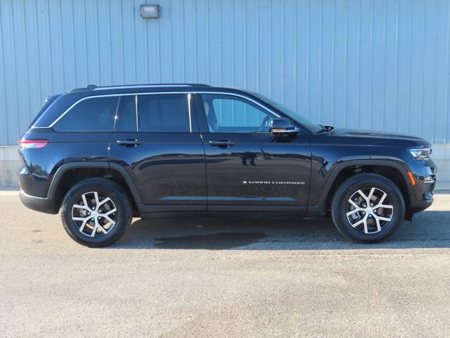 Used 2023 Jeep Grand Cherokee Limited w/ Luxury Tech Group II AWD/4WD image 2