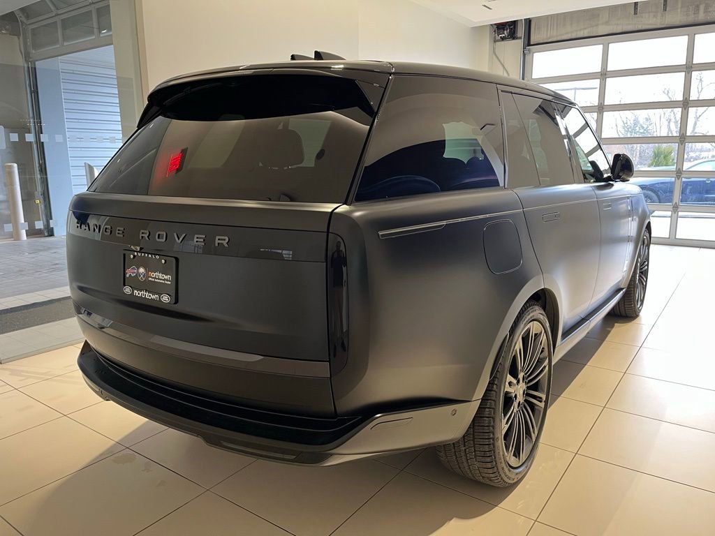 Used 2025 Land Rover Range Rover SE image 3