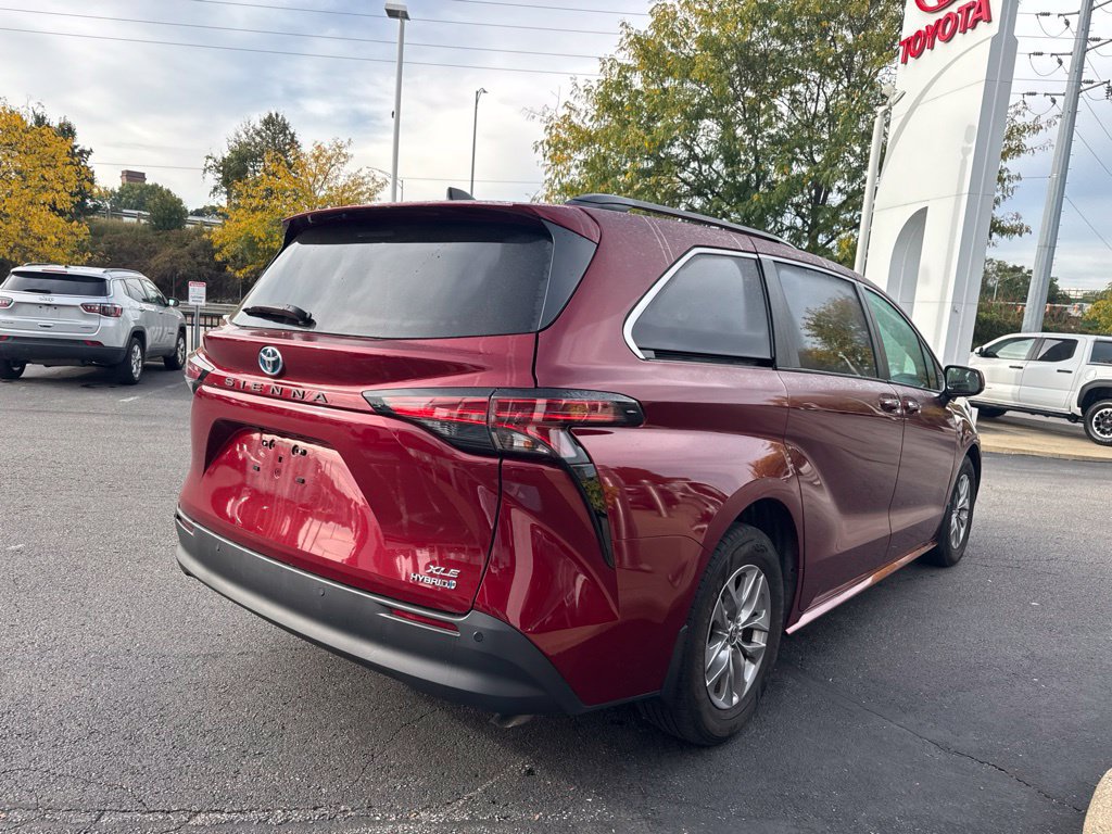 Certified 2022 Toyota Sienna XLE w/ XLE Plus Package FWD image 5
