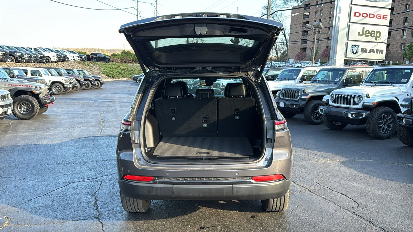 Used 2023 Jeep Grand Cherokee Altitude image 7