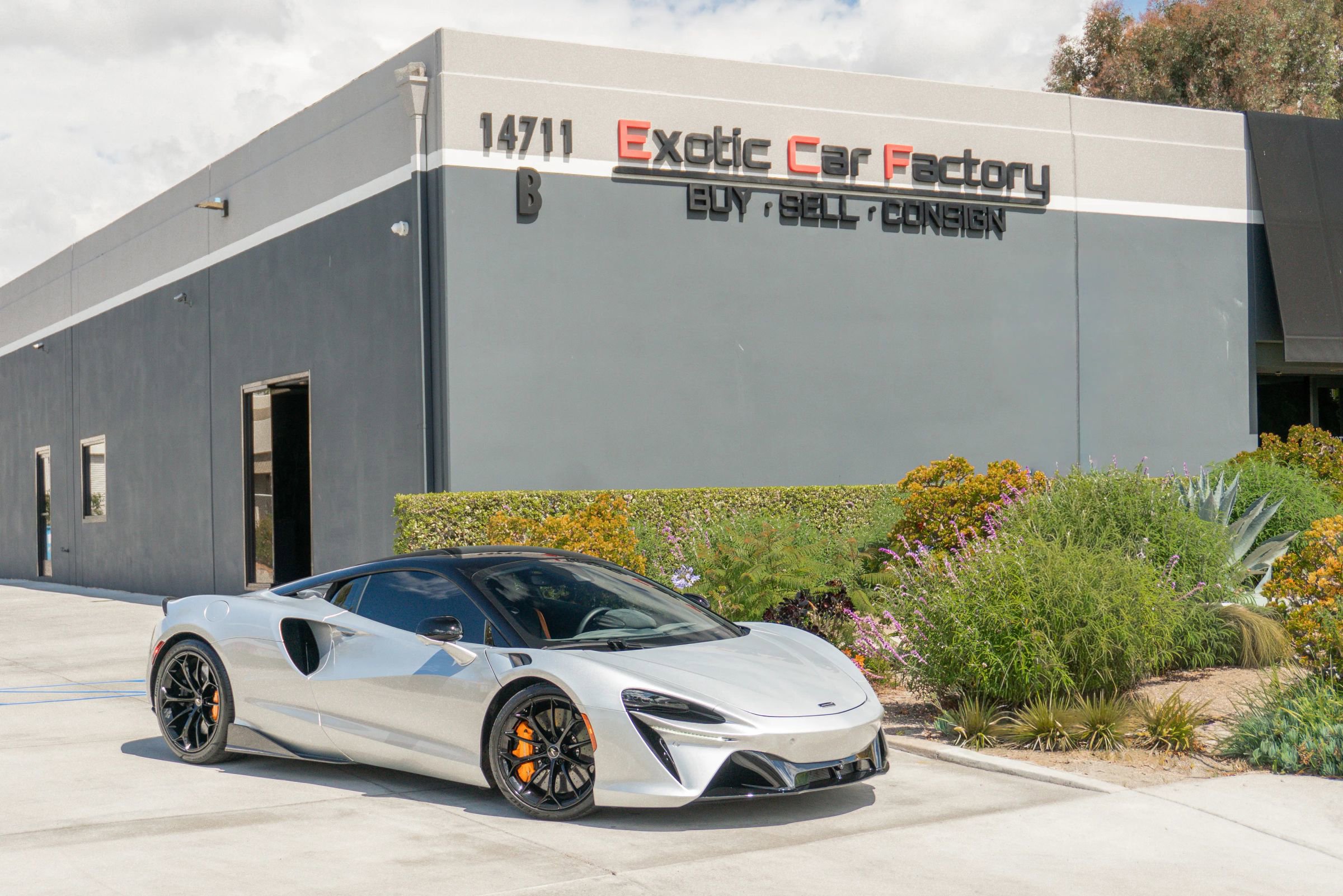 Used 2023 McLaren Artura RWD image 1