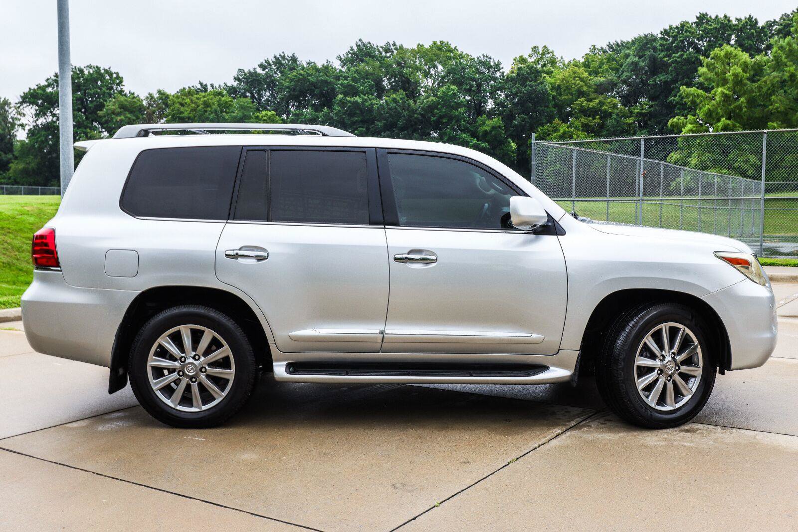 Used 2011 Lexus LX 570 4WD w/ Luxury Pkg image 5