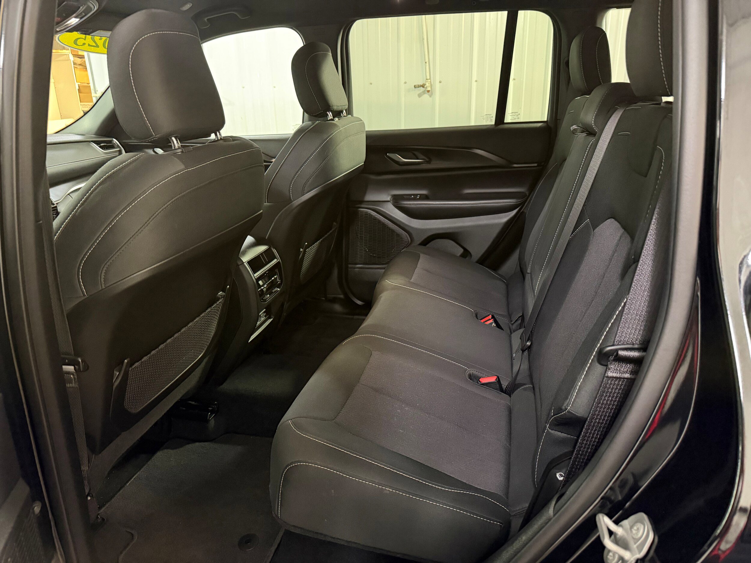 Used 2025 Jeep Grand Cherokee Laredo AWD/4WD image 12