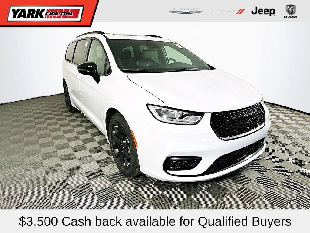 New 2026 Chrysler Pacifica Limited w/ Uconnect Theater Family Group