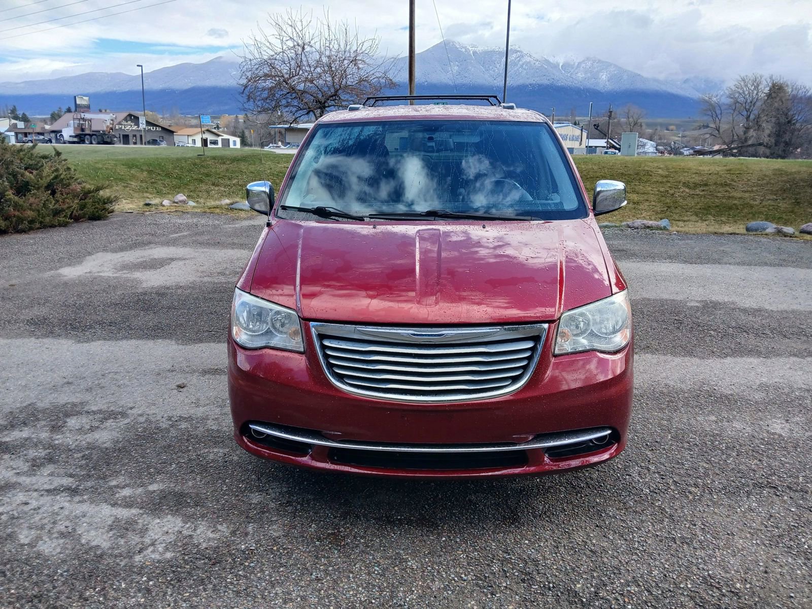 Used 2014 Chrysler Town & Country Touring-L image 2