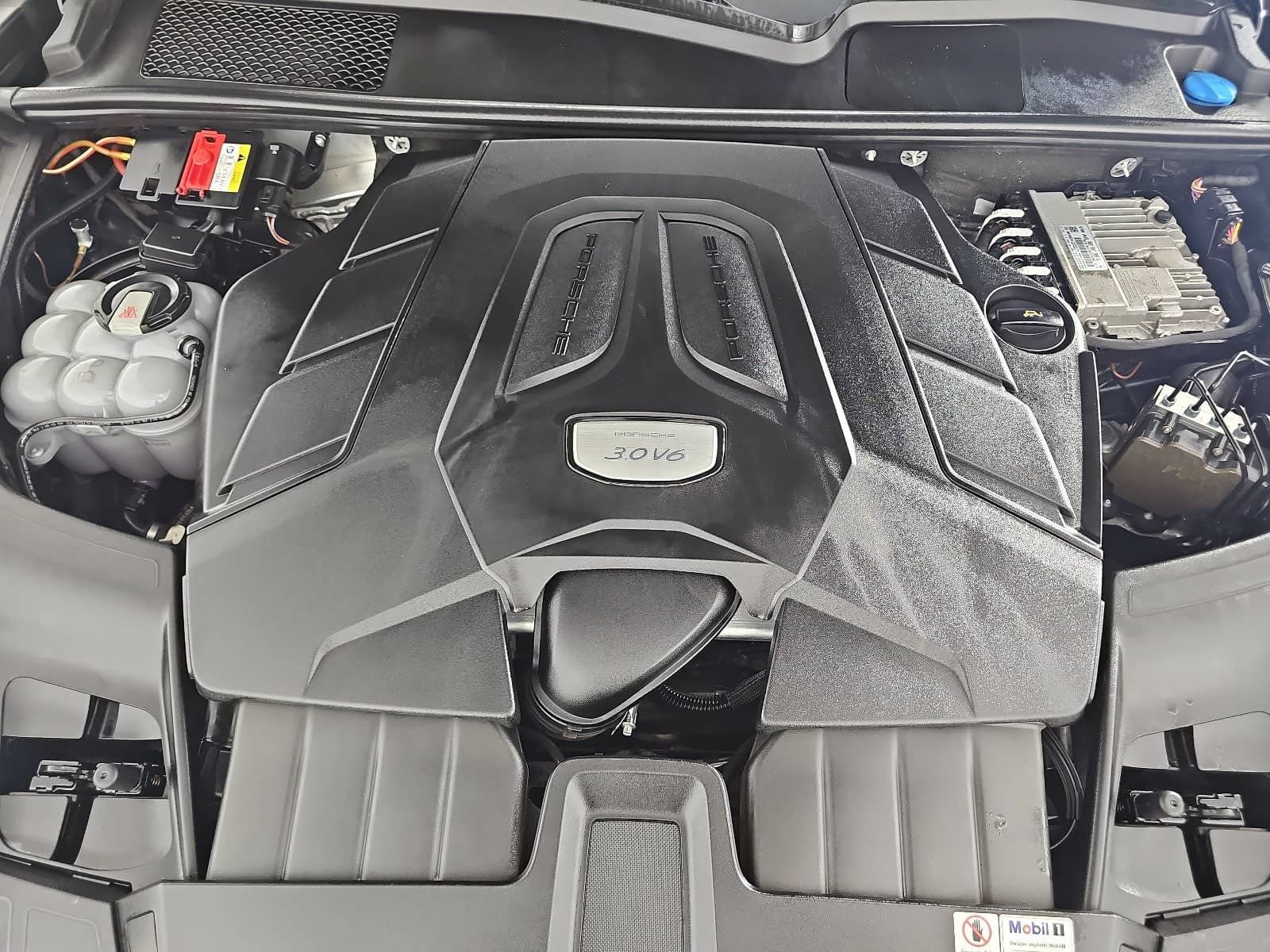 Used 2019 Porsche Cayenne w/ Premium Plus Package AWD/4WD image 32