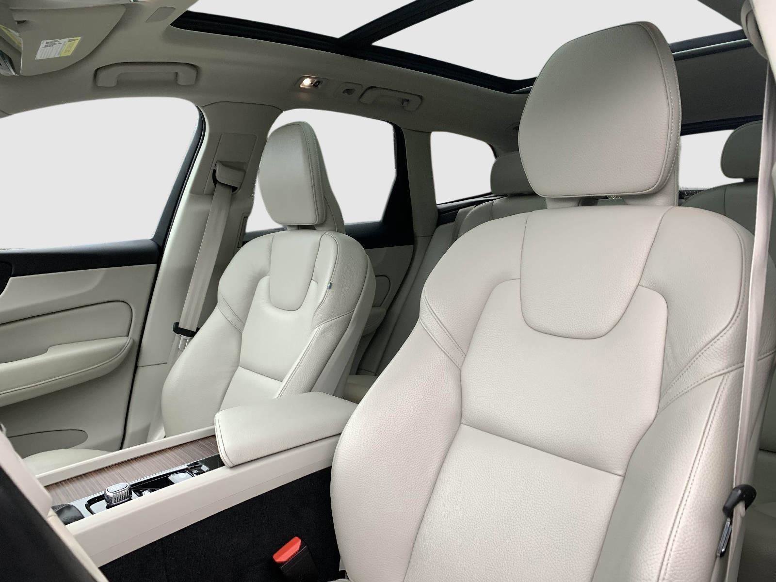 Used 2021 Volvo XC60 T6 Momentum w/ Premium Package image 32