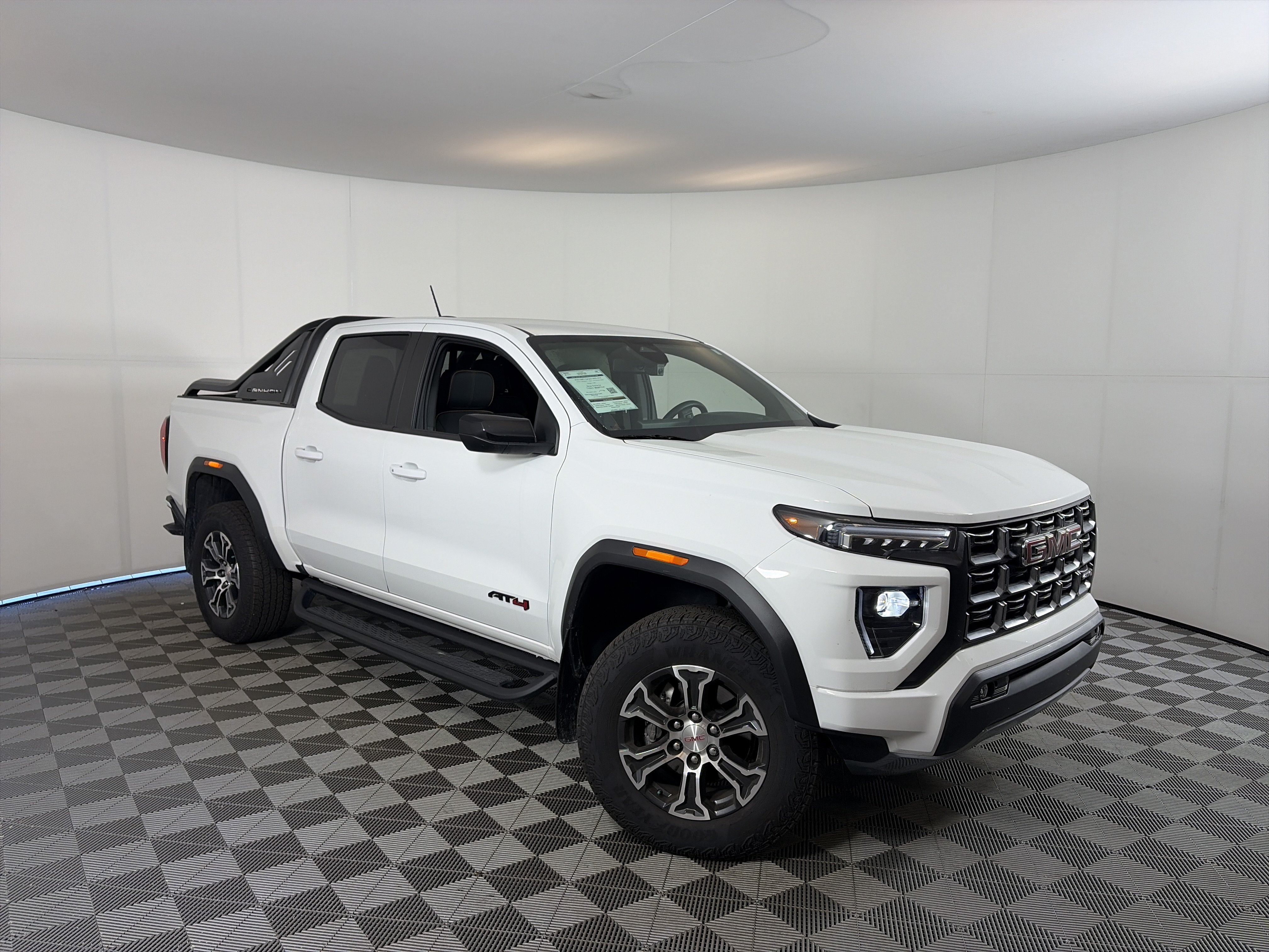 Used 2025 GMC Canyon AT4 AWD/4WD image 1