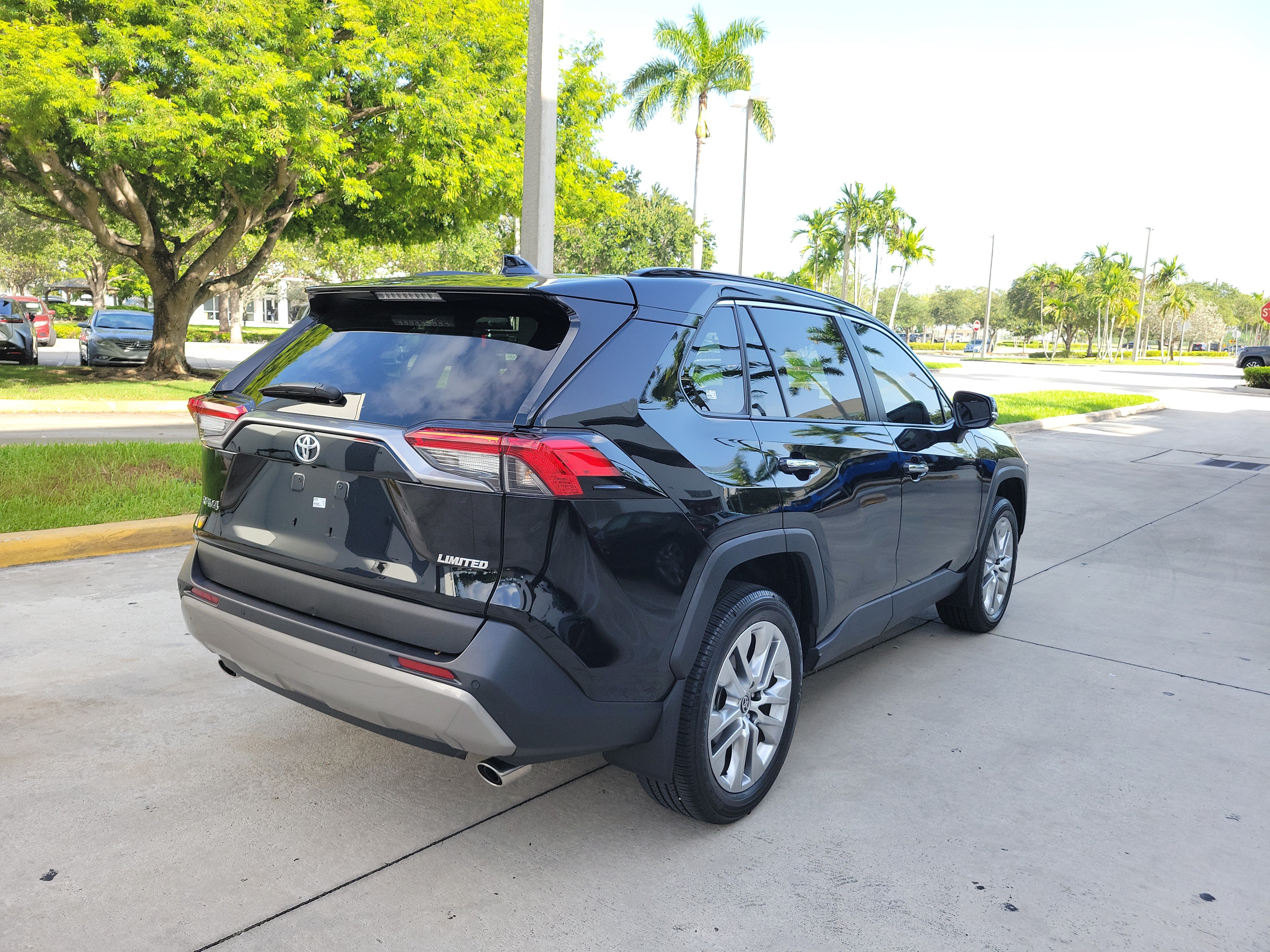 Certified 2024 Toyota RAV4 Limited w/ Advanced Technology Package FWD image 7