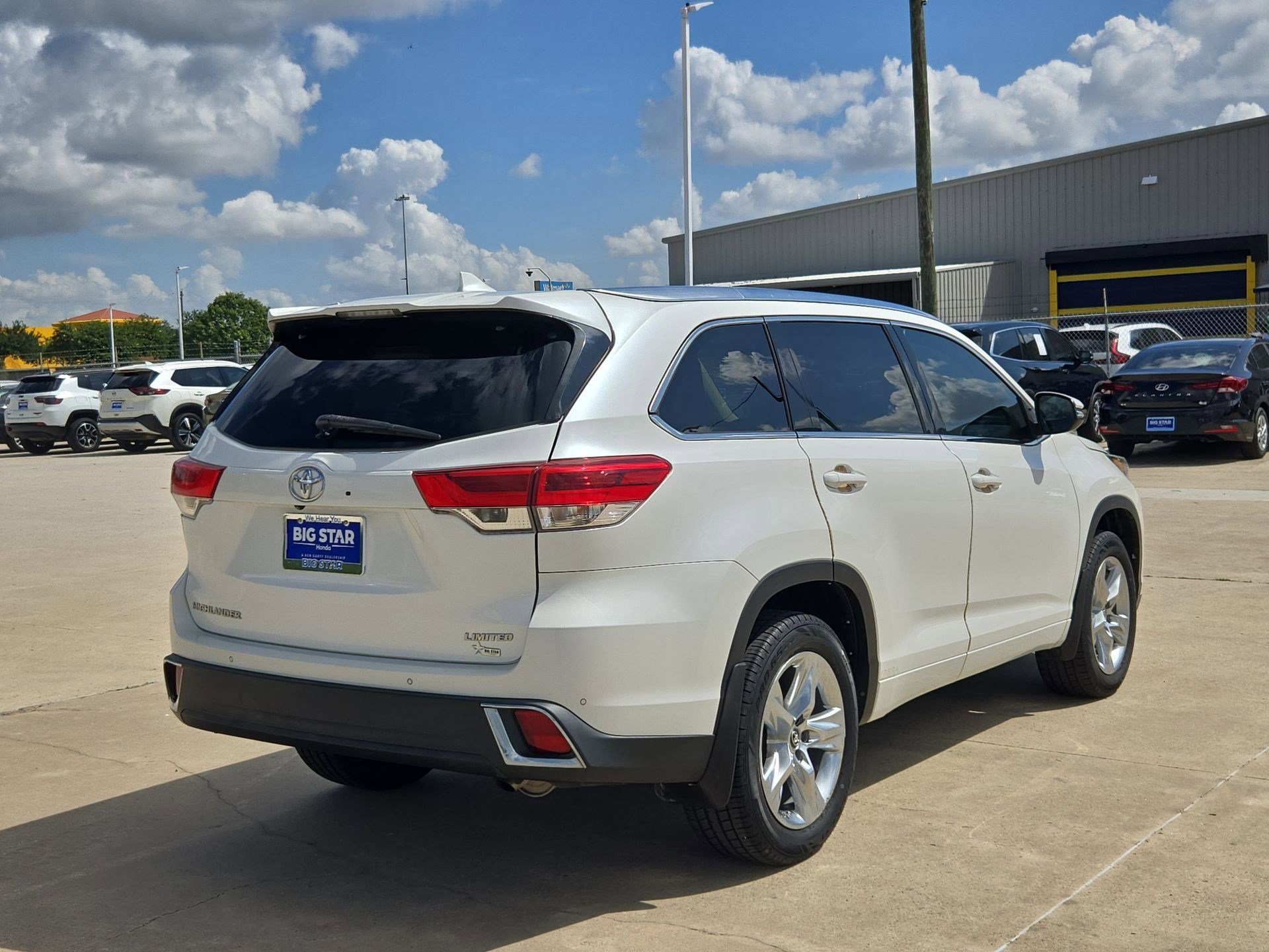 Used 2017 Toyota Highlander Limited FWD image 3