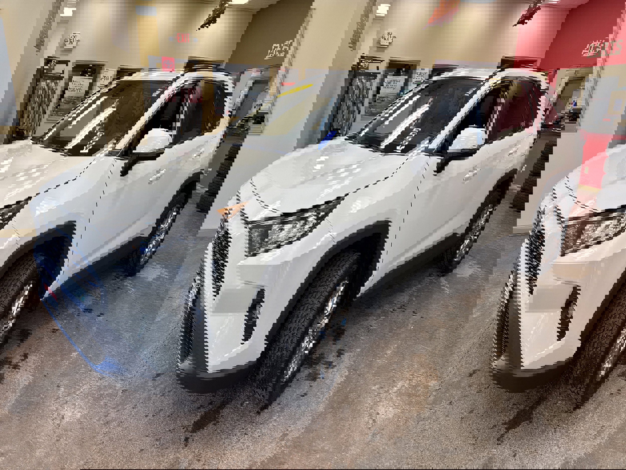 Used 2021 Toyota RAV4 XLE Premium image 3