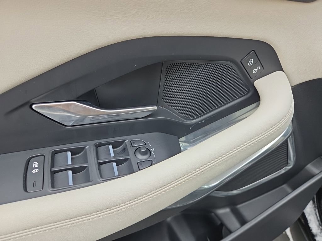 Used 2019 Jaguar E-PACE R-Dynamic SE image 23