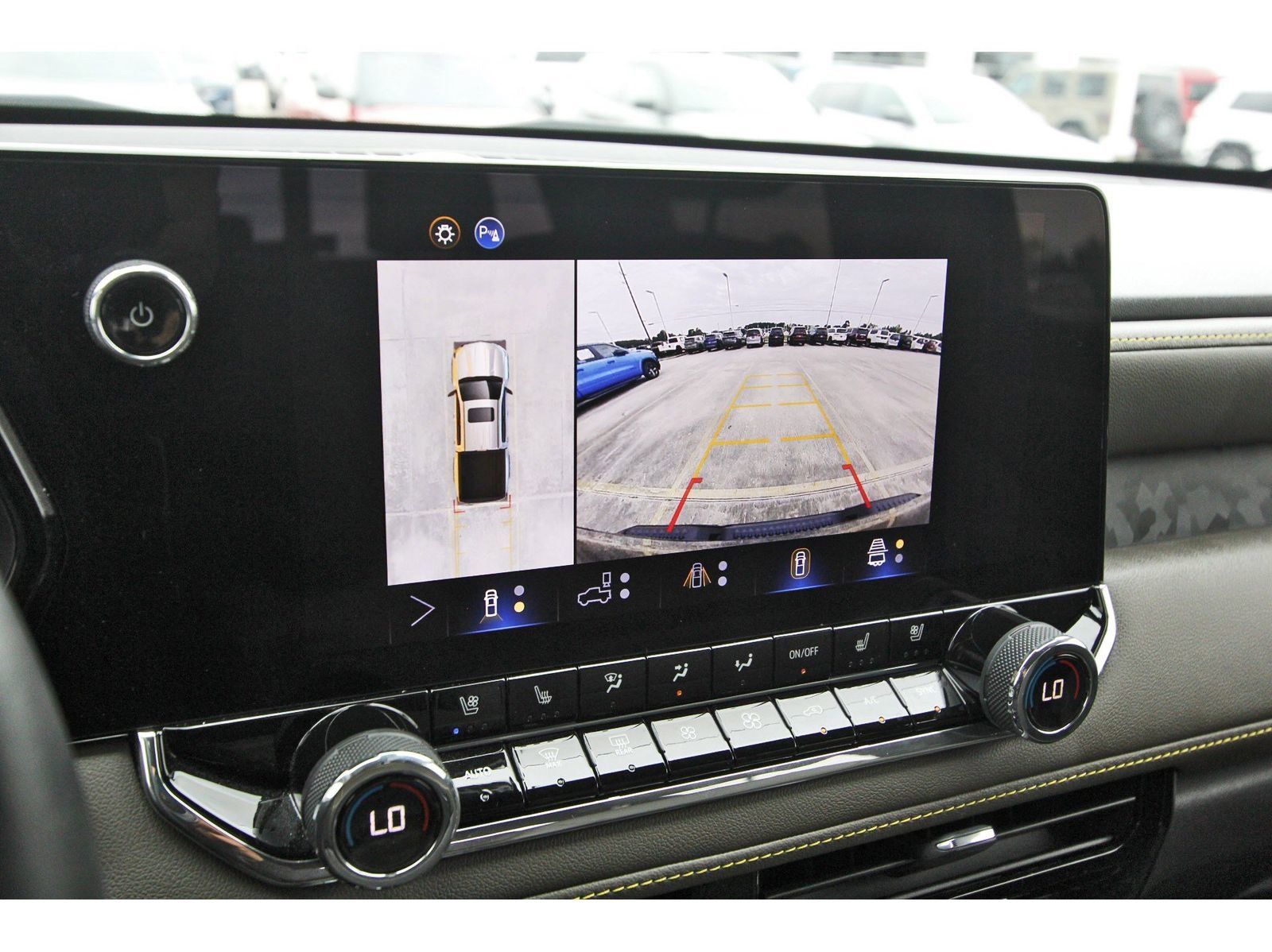 Used 2025 Chevrolet Colorado ZR2 w/ Technology Package AWD/4WD image 23