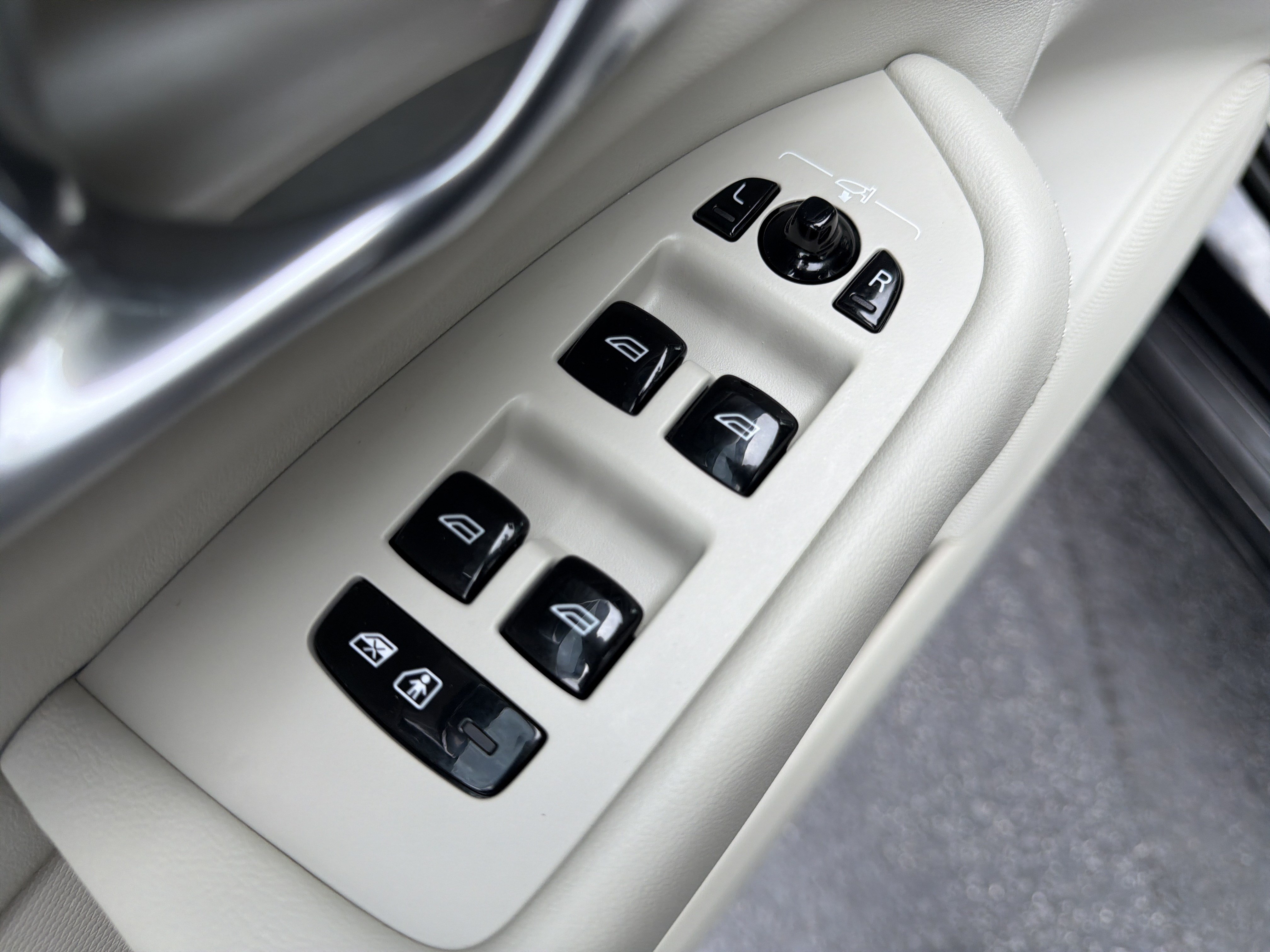Certified 2023 Volvo XC90 B5 Plus AWD/4WD image 15